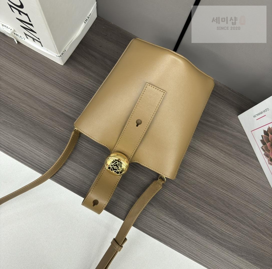 Loewe Loewe Pebble Bucket Mini Bag 29번 이미지
