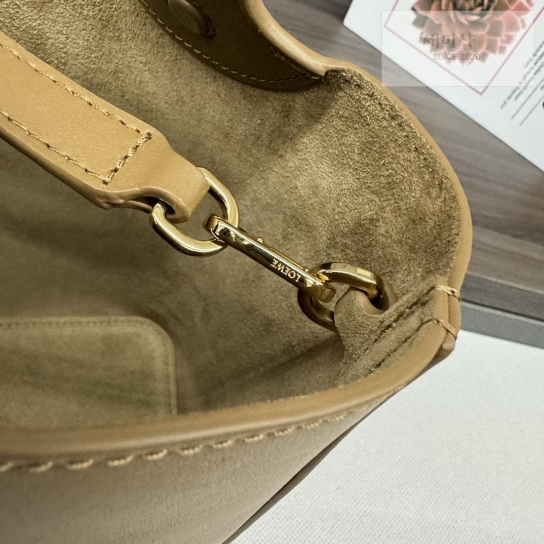 Loewe Loewe Pebble Bucket Mini Bag 56번 이미지
