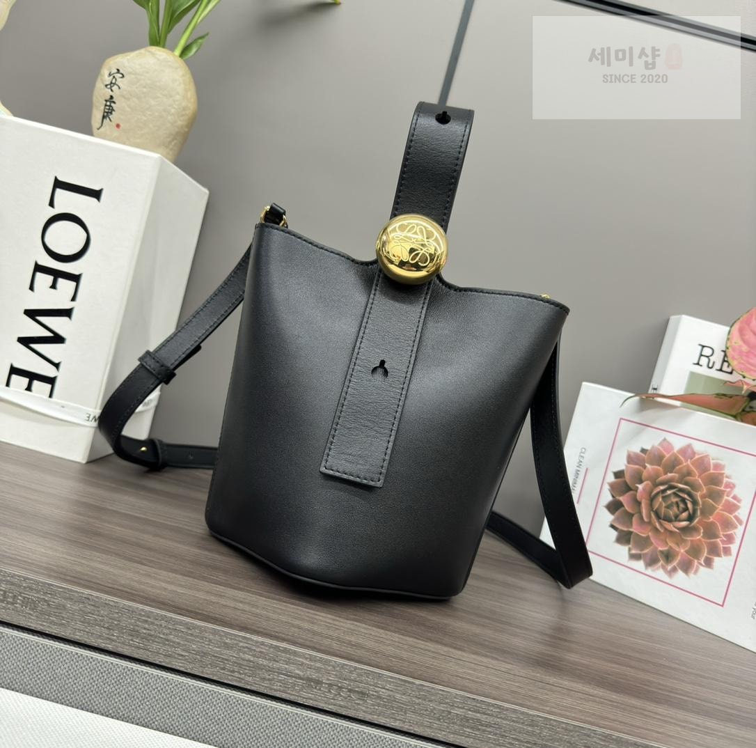 Loewe Loewe Pebble Bucket Mini Bag 32번 이미지