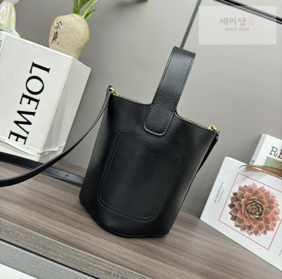 Loewe Loewe Pebble Bucket Mini Bag 33번 이미지