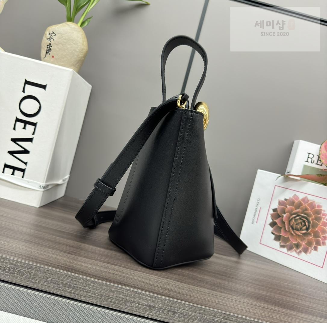 Loewe Loewe Pebble Bucket Mini Bag 34번 이미지