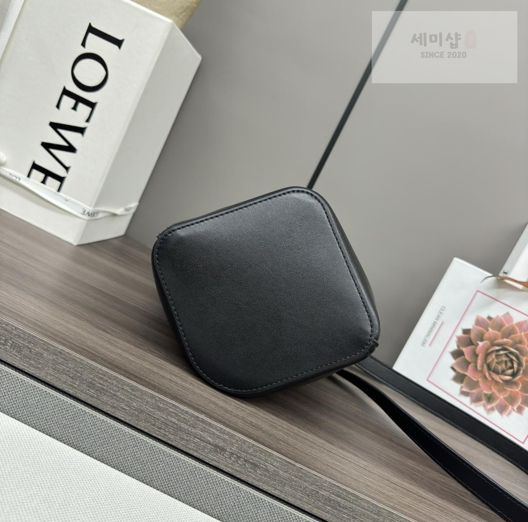 Loewe Loewe Pebble Bucket Mini Bag 35번 이미지