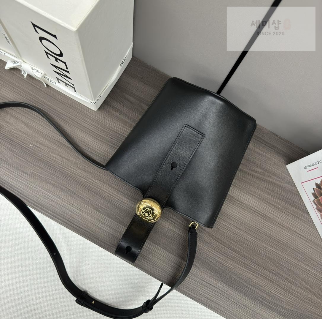 Loewe Loewe Pebble Bucket Mini Bag 36번 이미지