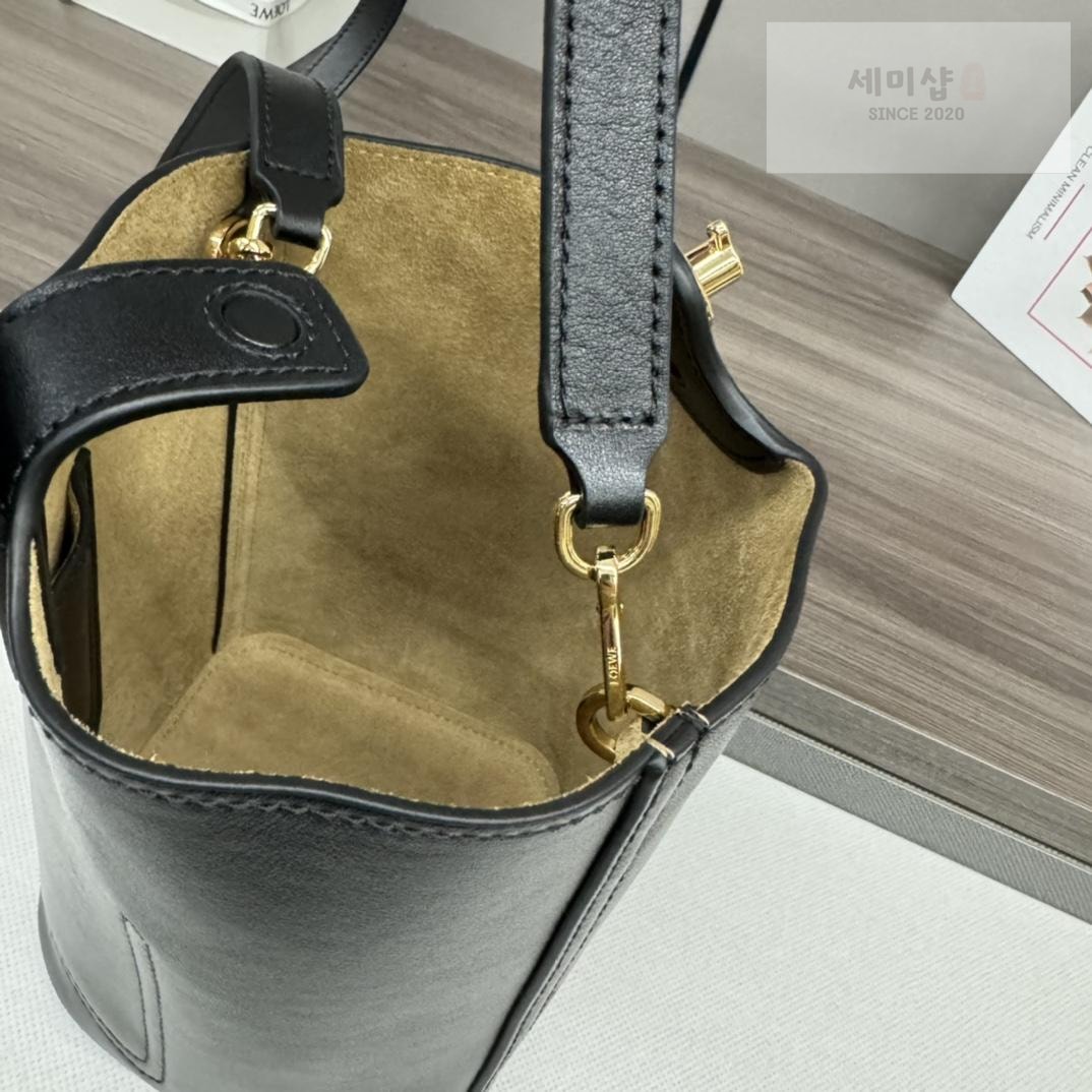 Loewe Loewe Pebble Bucket Mini Bag 38번 이미지
