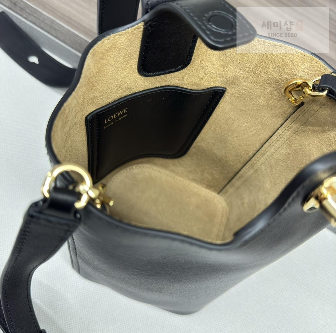 Loewe Loewe Pebble Bucket Mini Bag 50번 이미지