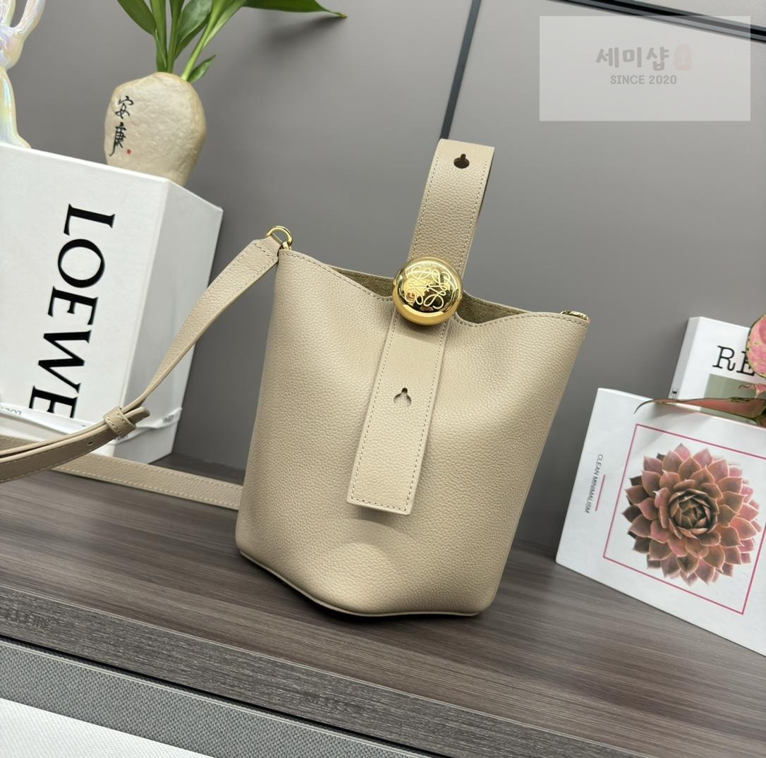 Loewe Loewe Pebble Bucket Mini Bag 39번 이미지
