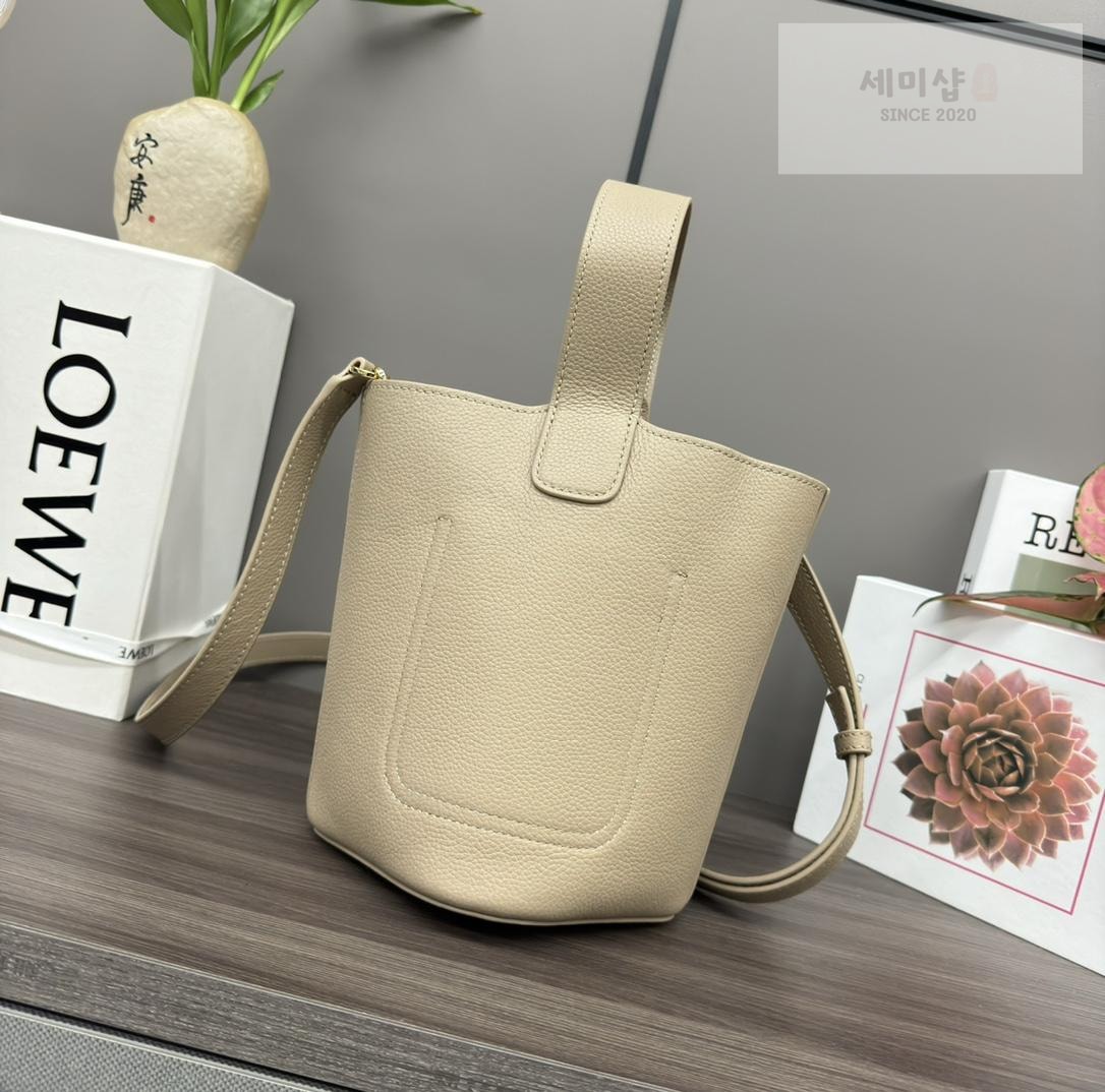 Loewe Loewe Pebble Bucket Mini Bag 40번 이미지