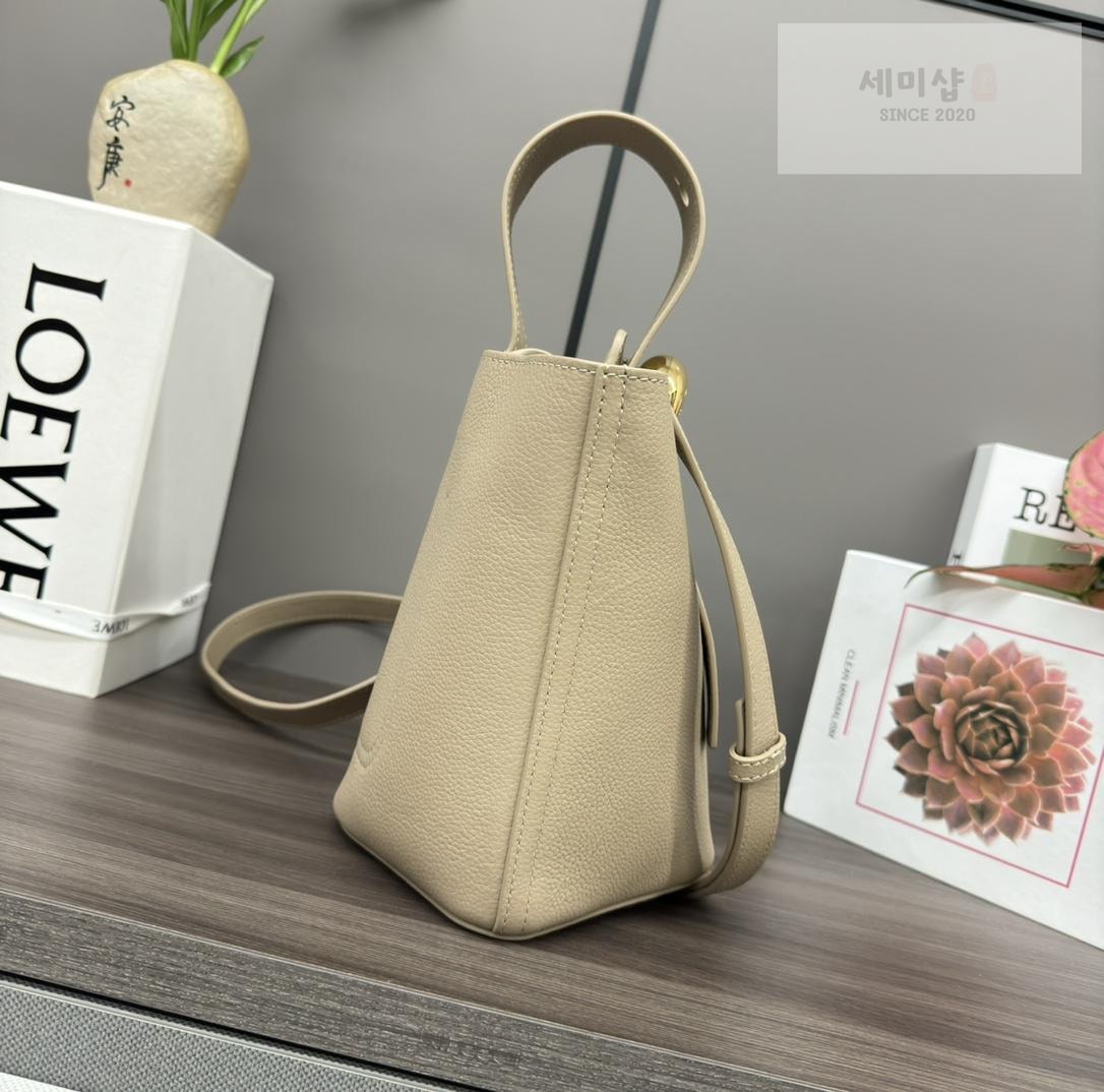 Loewe Loewe Pebble Bucket Mini Bag 41번 이미지