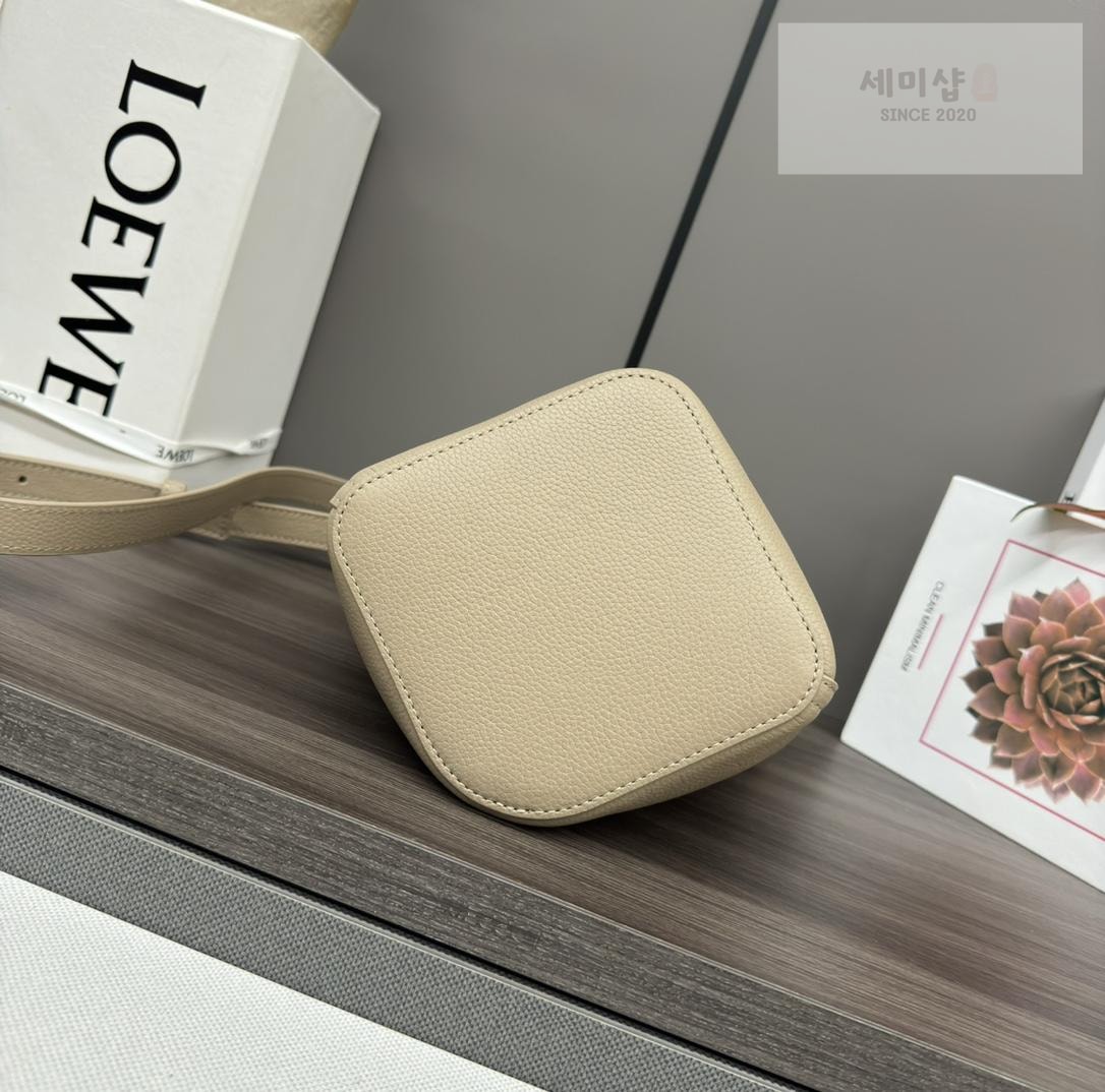 Loewe Loewe Pebble Bucket Mini Bag 42번 이미지