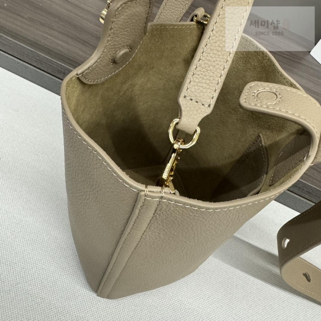 Loewe Loewe Pebble Bucket Mini Bag 45번 이미지