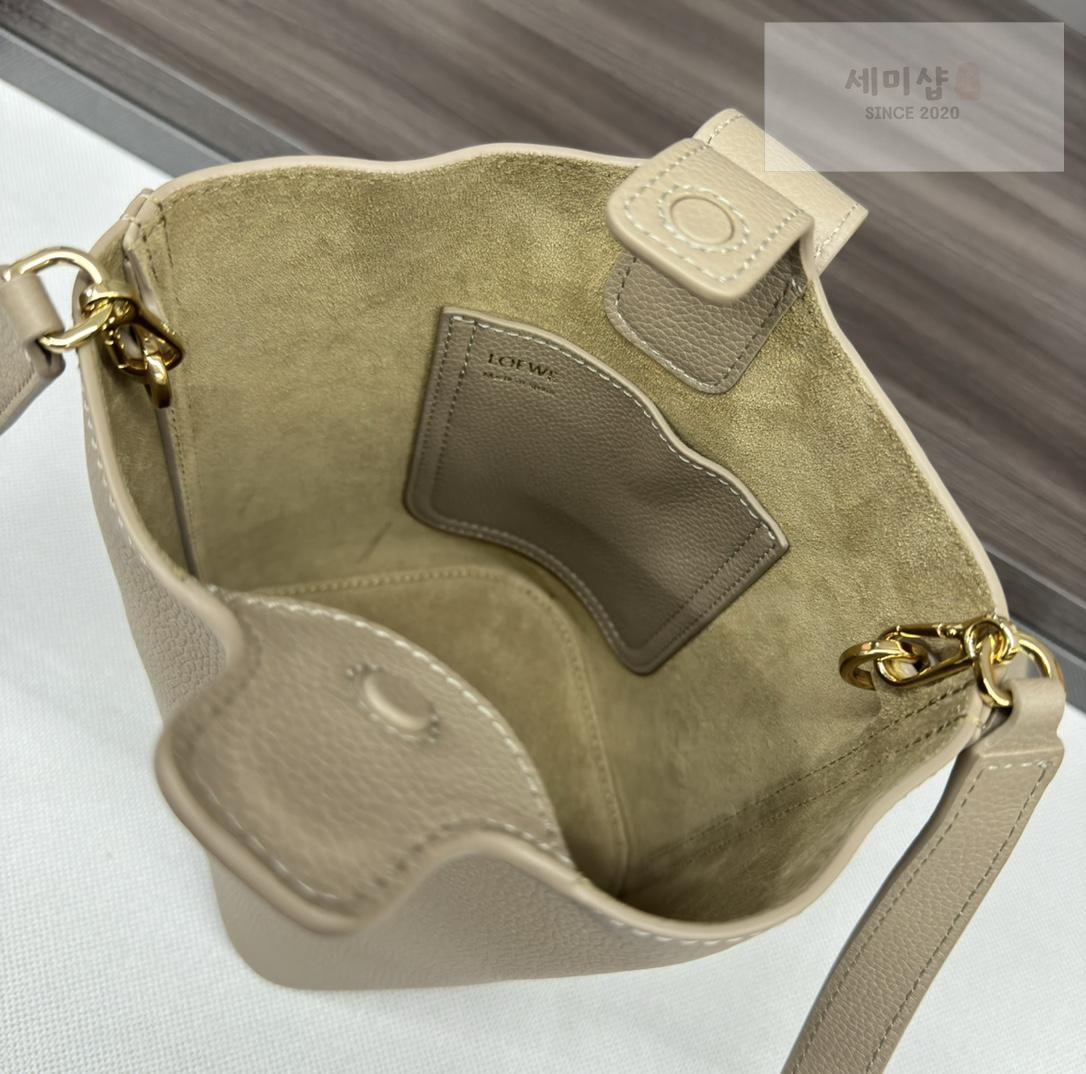 Loewe Loewe Pebble Bucket Mini Bag 46번 이미지