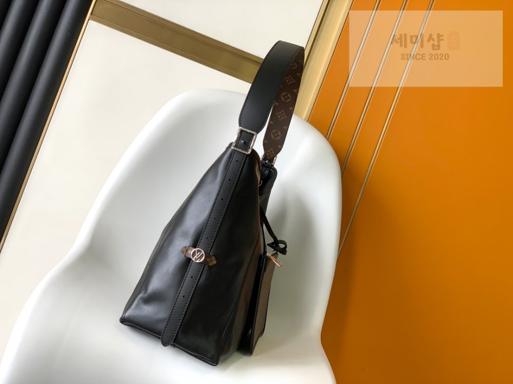 Louis Vuitton Louis Vuitton Carry All Cargo MM Bag 2번 이미지