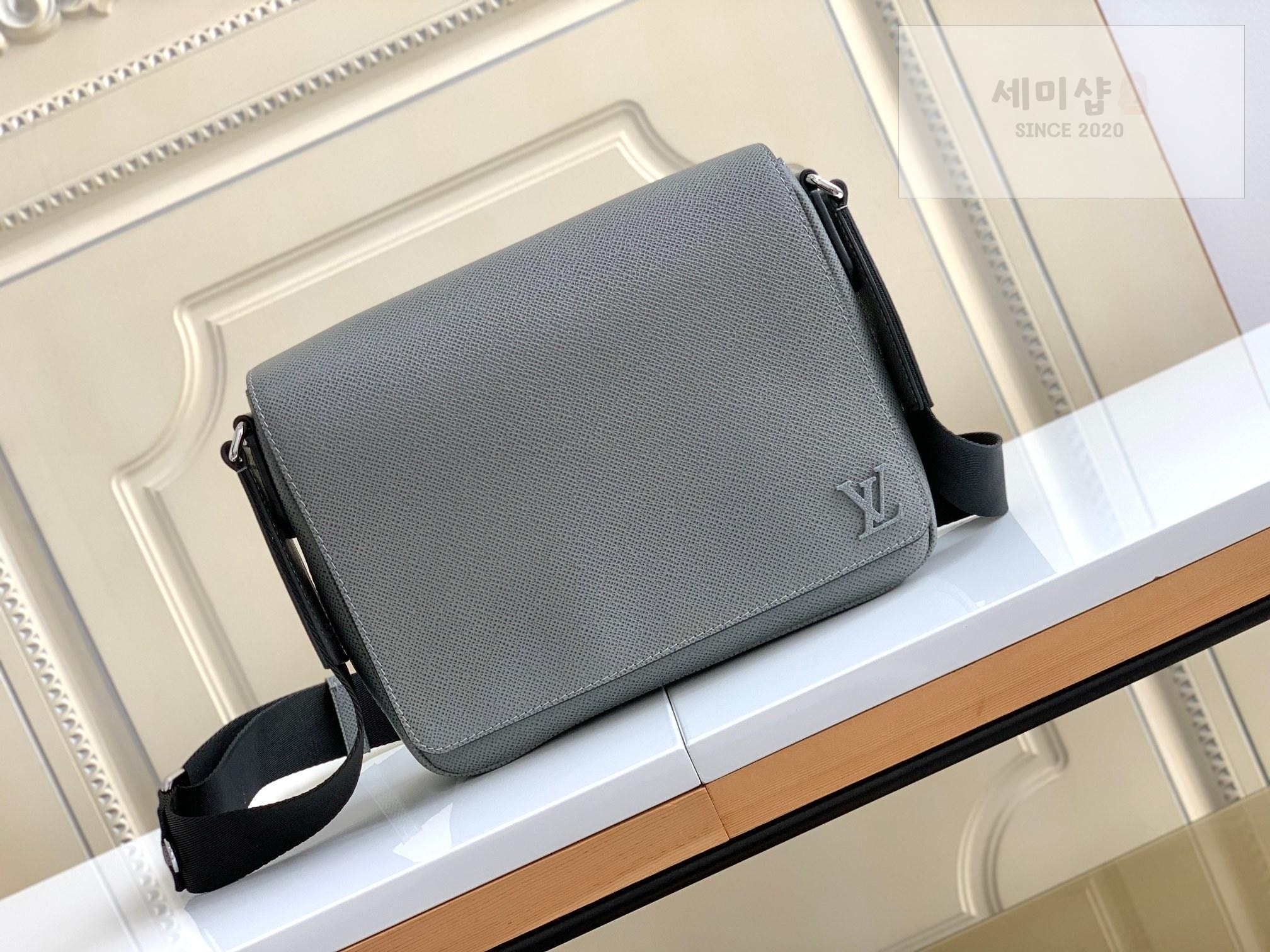 Louis Vuitton Louis Vuitton District PM Taiga Bag 15번 이미지