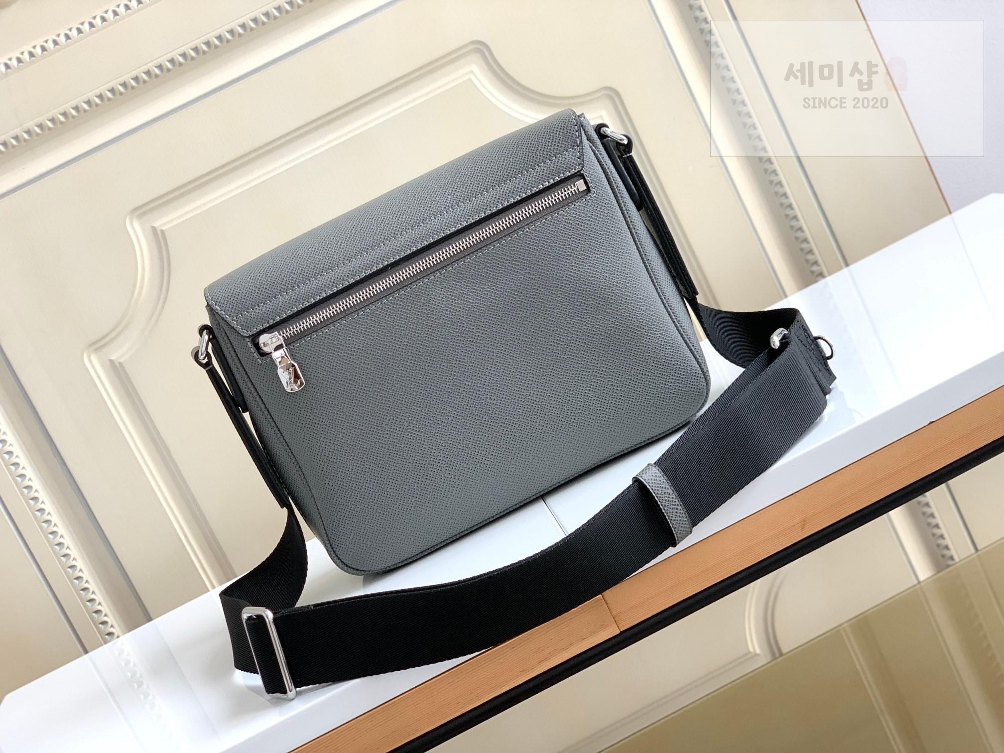 Louis Vuitton Louis Vuitton District PM Taiga Bag 1번 이미지