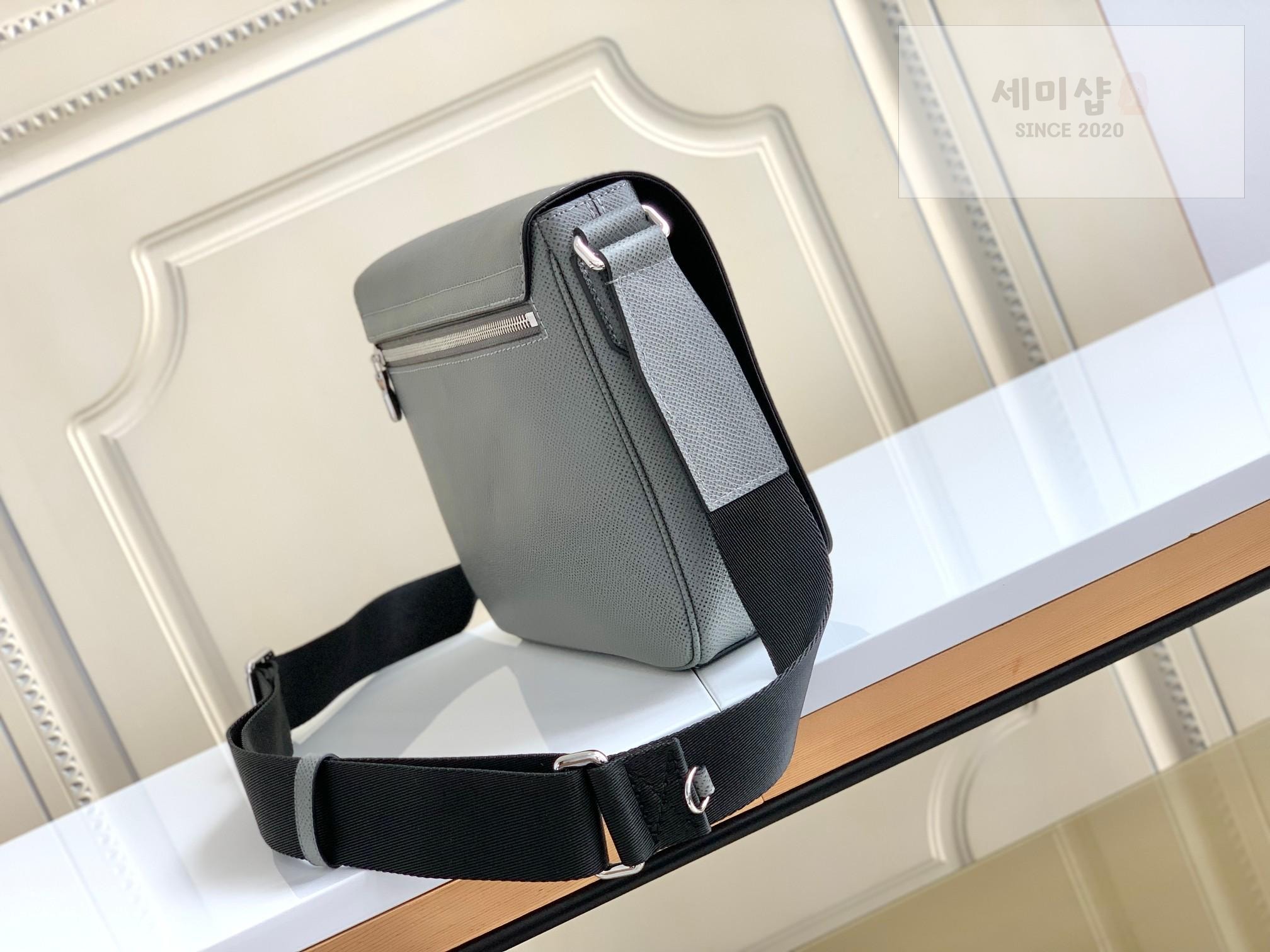 Louis Vuitton Louis Vuitton District PM Taiga Bag 2번 이미지