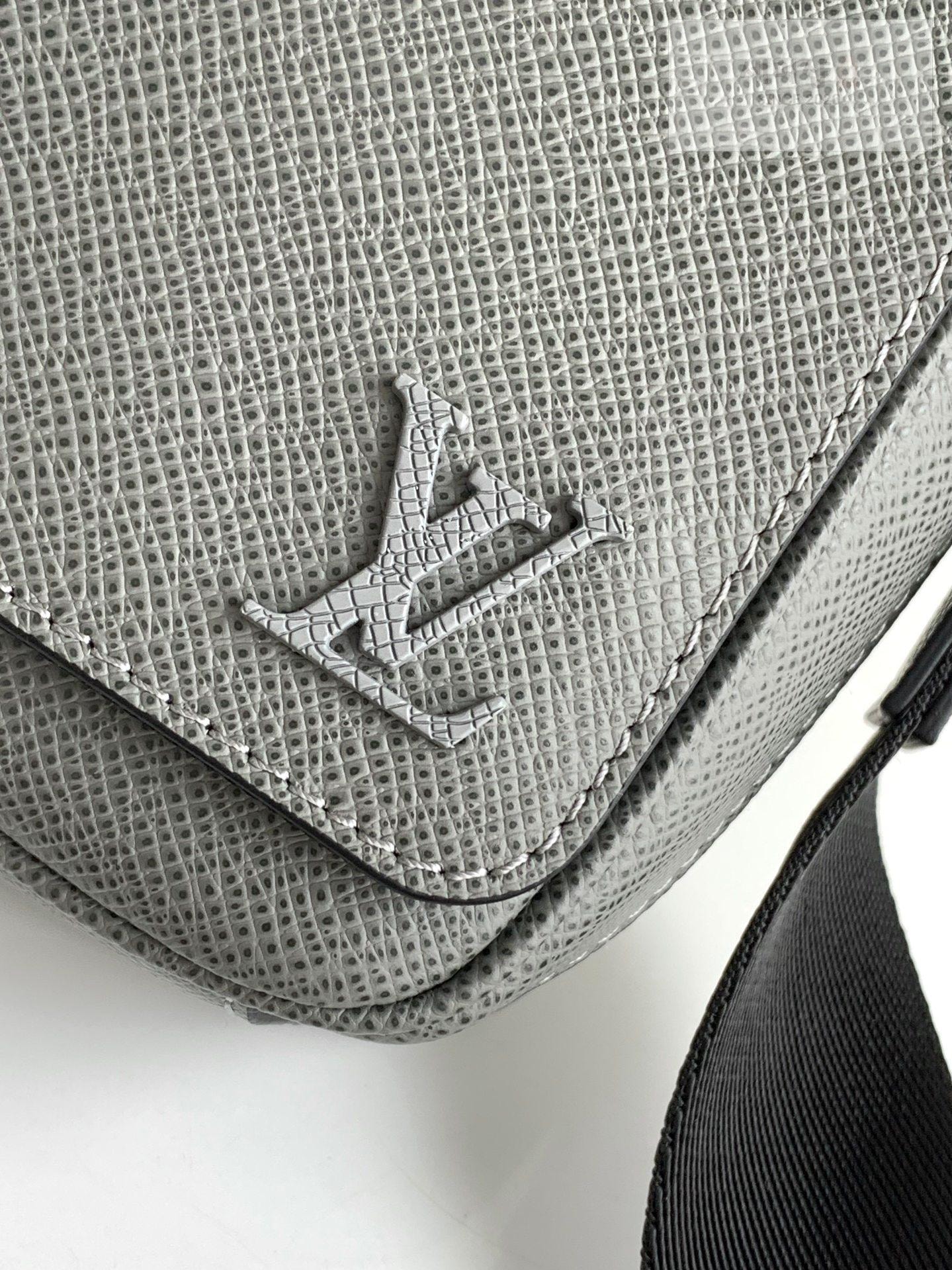 Louis Vuitton Louis Vuitton District PM Taiga Bag 18번 이미지