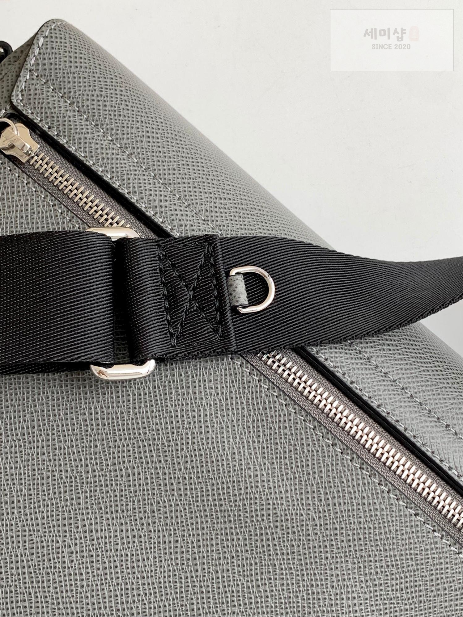 Louis Vuitton Louis Vuitton District PM Taiga Bag 4번 이미지