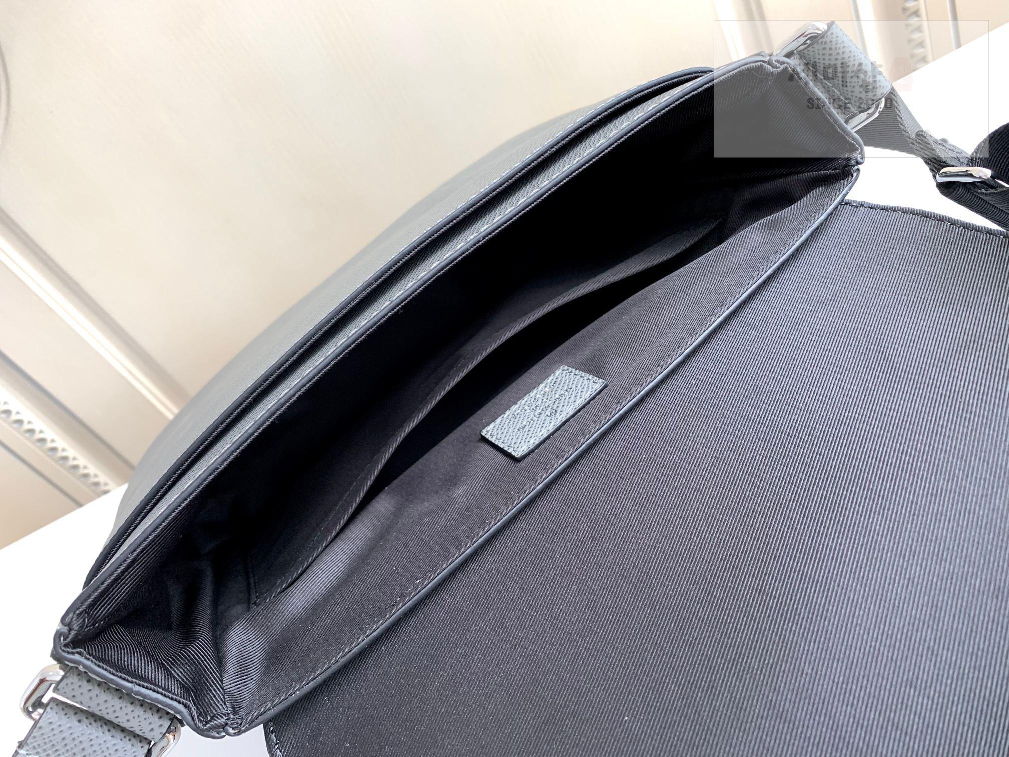 Louis Vuitton Louis Vuitton District PM Taiga Bag 12번 이미지
