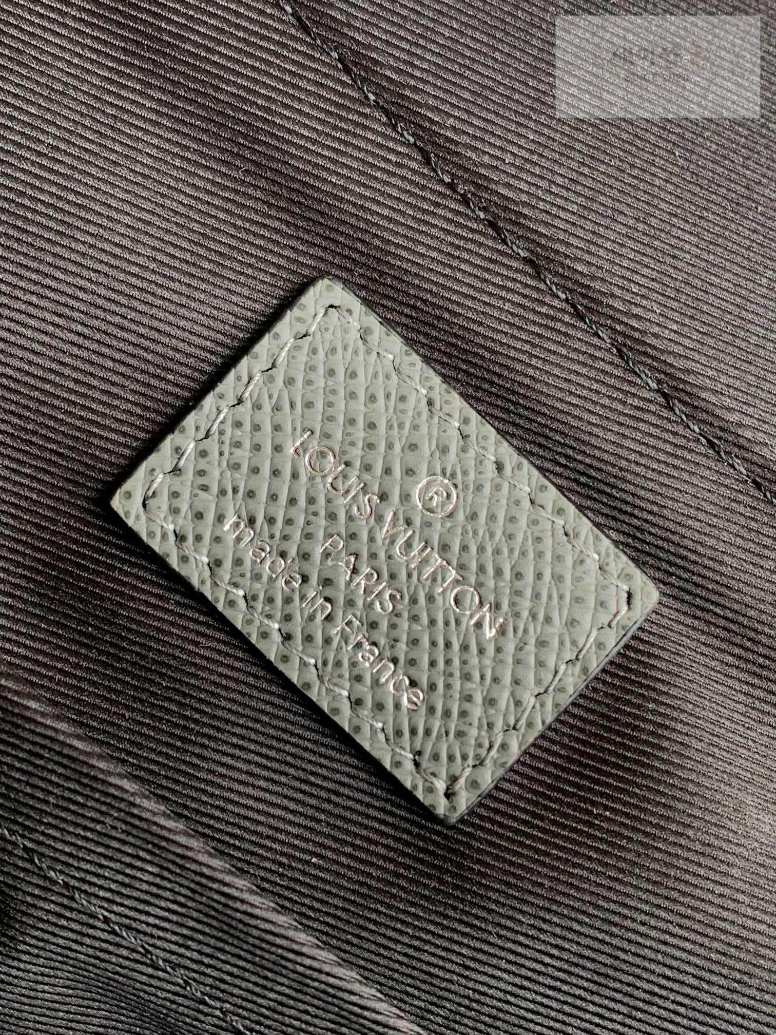 Louis Vuitton Louis Vuitton District PM Taiga Bag 5번 이미지
