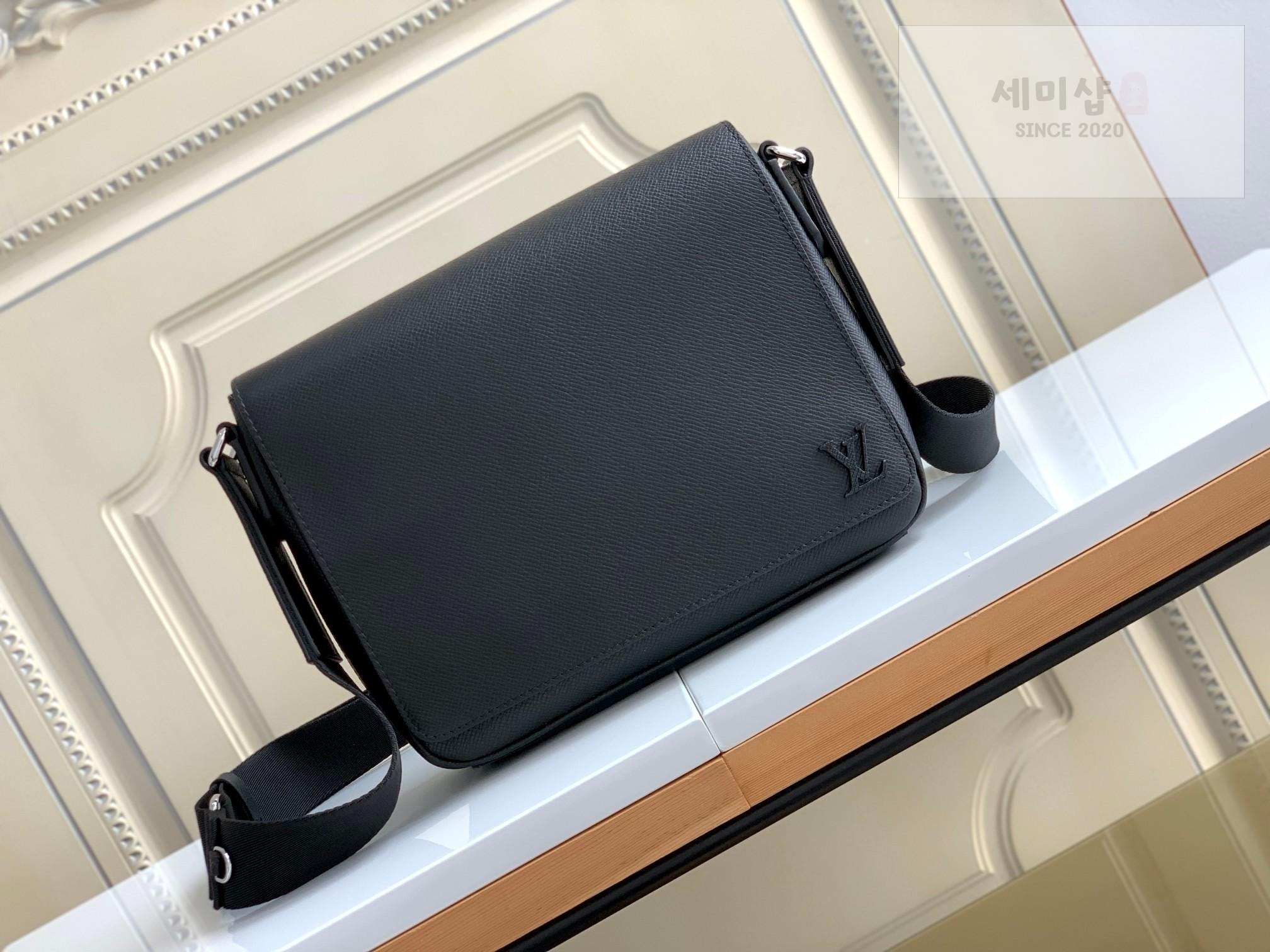 Louis Vuitton Louis Vuitton District PM Taiga Bag 6번 이미지