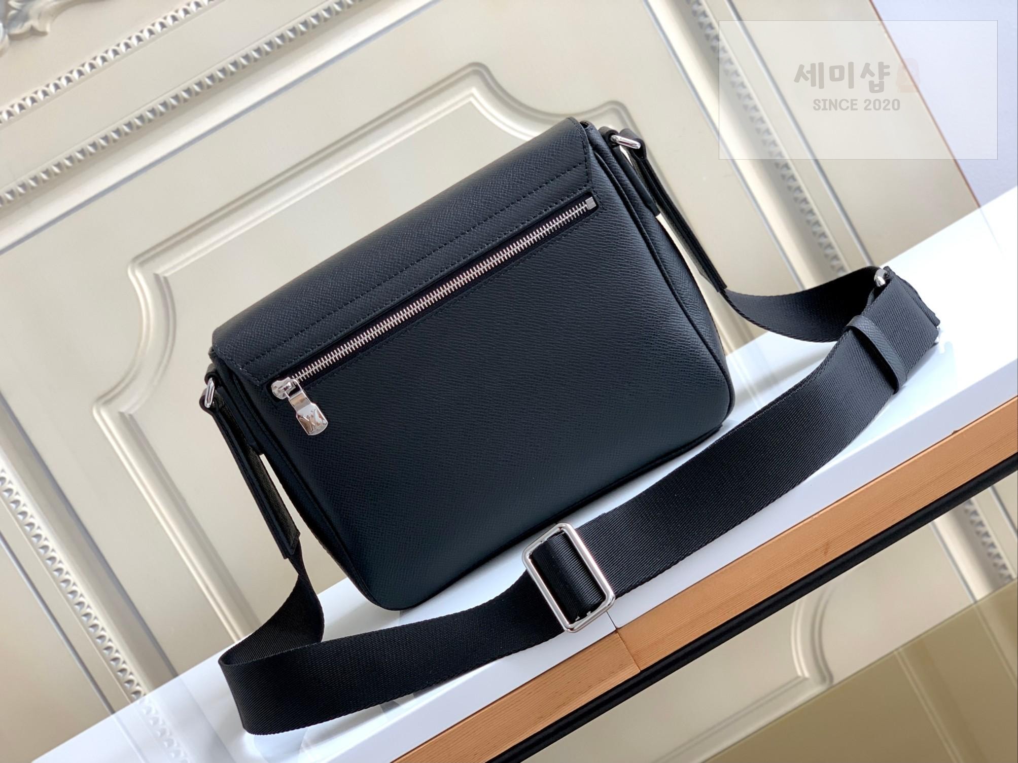 Louis Vuitton Louis Vuitton District PM Taiga Bag 7번 이미지