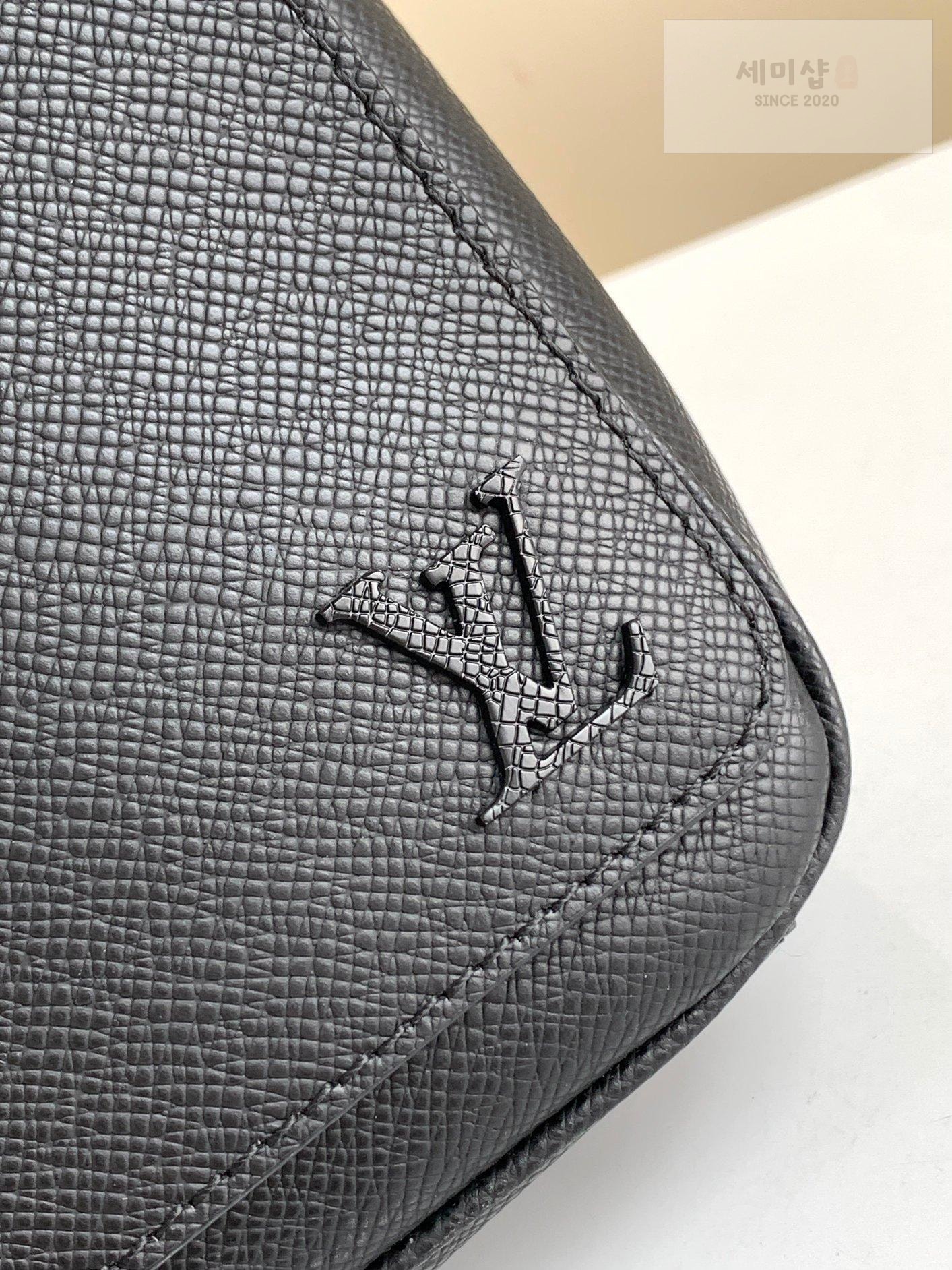 Louis Vuitton Louis Vuitton District PM Taiga Bag 9번 이미지