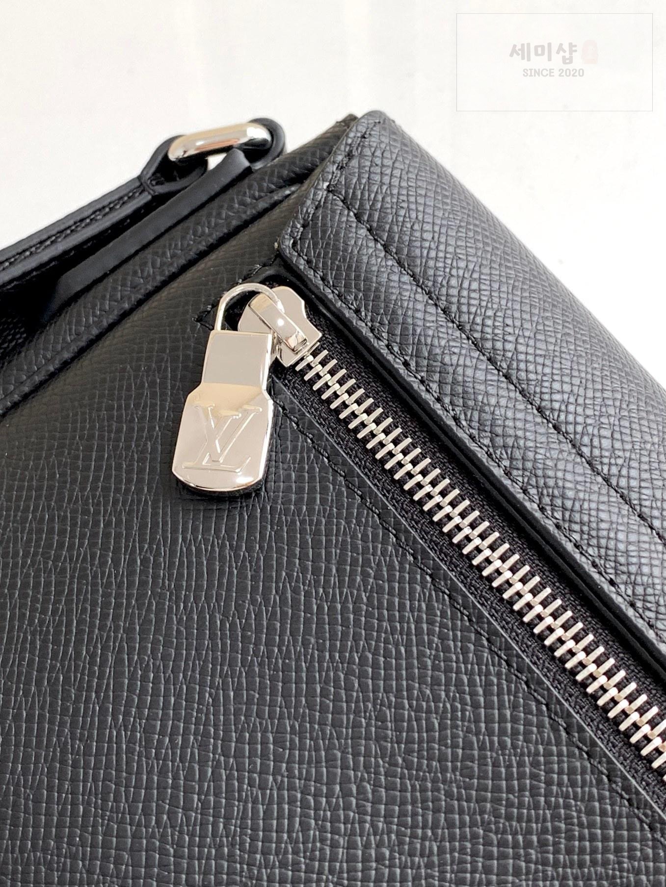 Louis Vuitton Louis Vuitton District PM Taiga Bag 13번 이미지