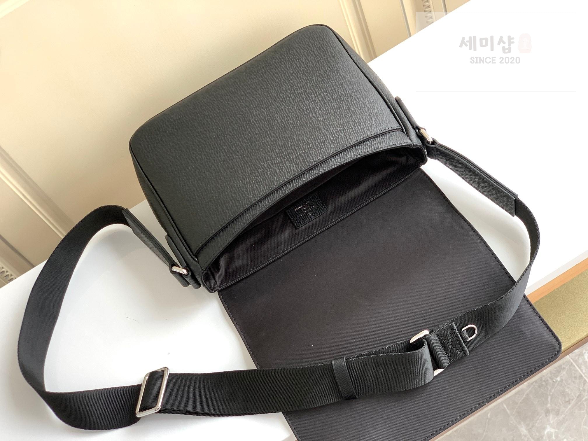 Louis Vuitton Louis Vuitton District PM Taiga Bag 10번 이미지