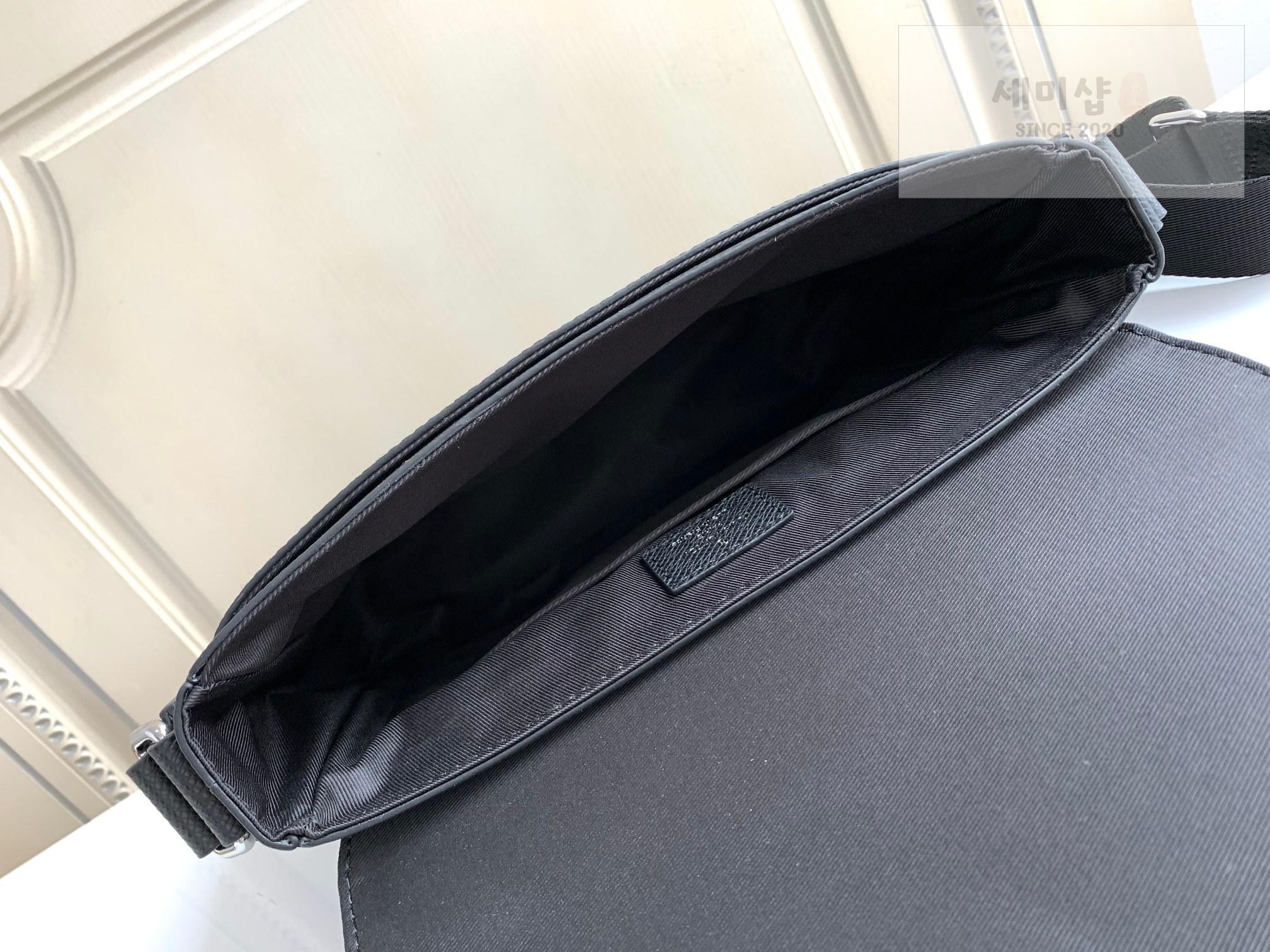 Louis Vuitton Louis Vuitton District PM Taiga Bag 17번 이미지