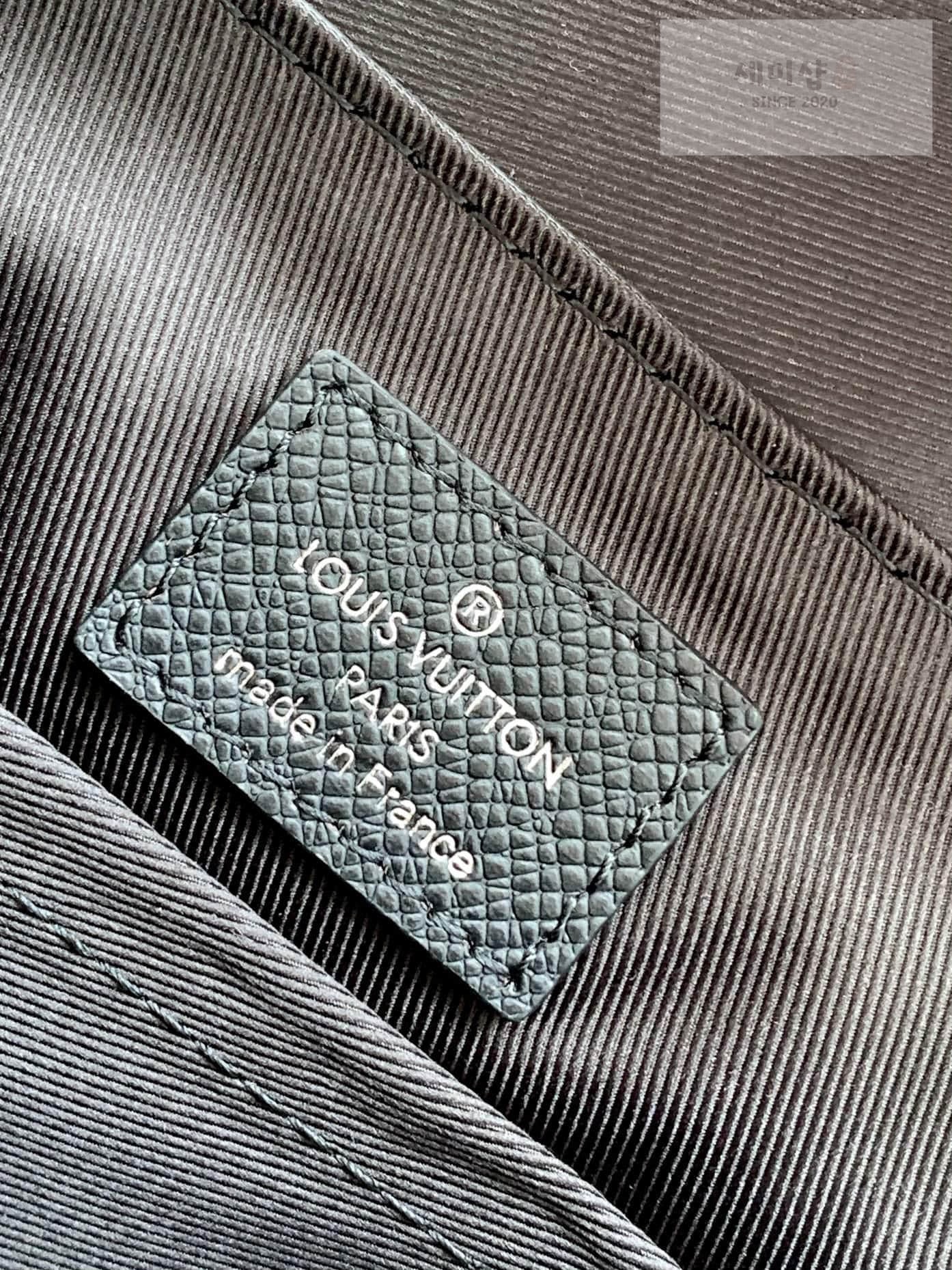 Louis Vuitton Louis Vuitton District PM Taiga Bag 11번 이미지