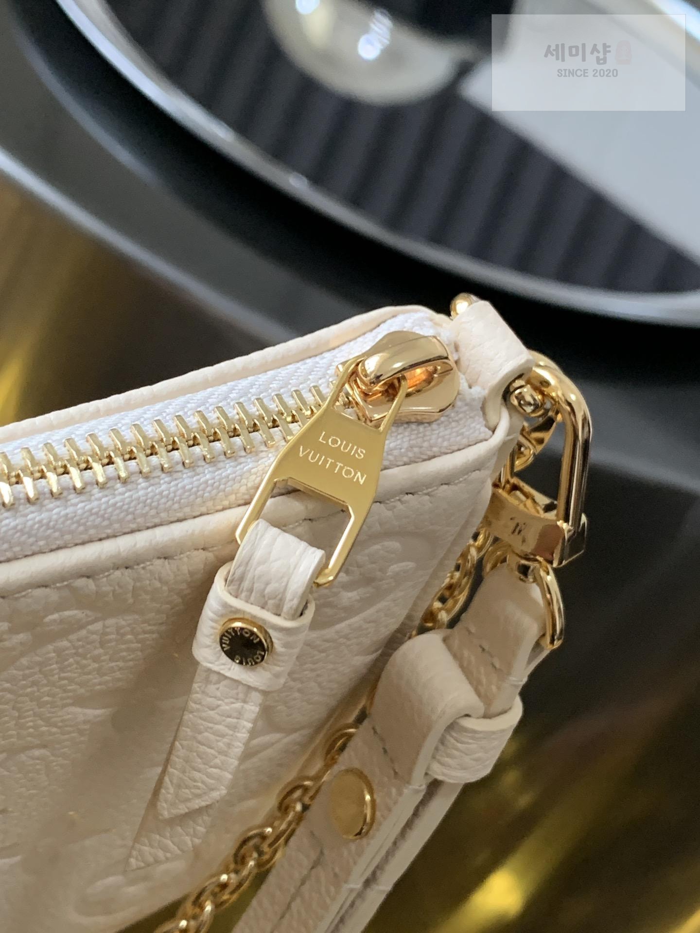 Louis Vuitton Louis Vuitton Easy Pouch on Strap Bag 17번 이미지