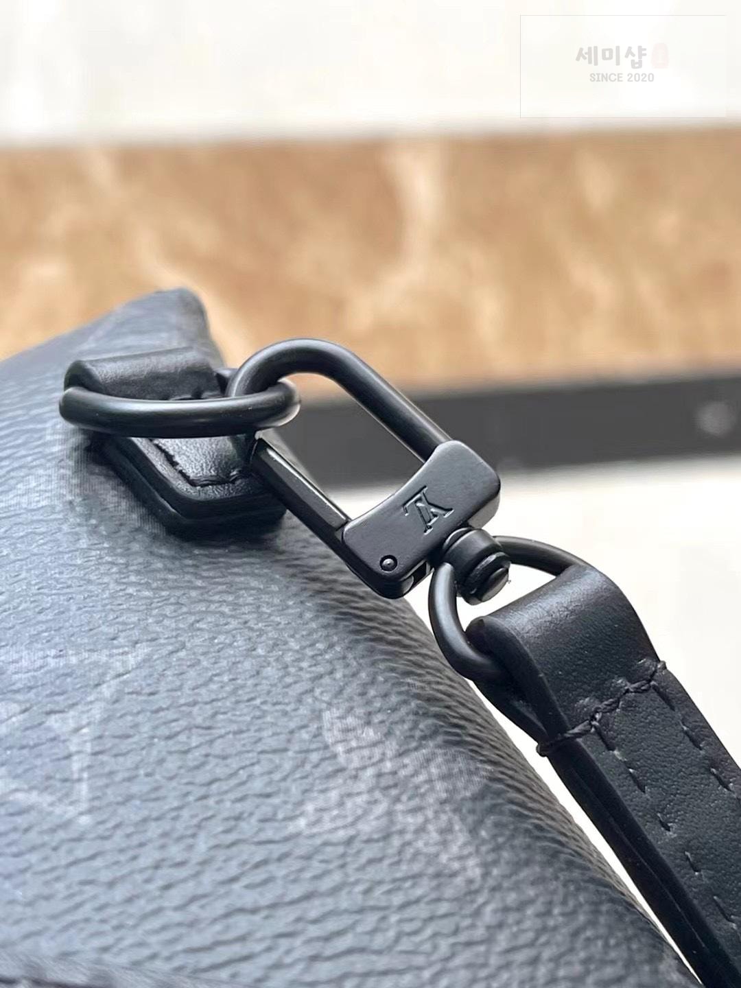 Louis Vuitton Louis Vuitton Envelope Pouch Monogram Eclipse Bag 2번 이미지