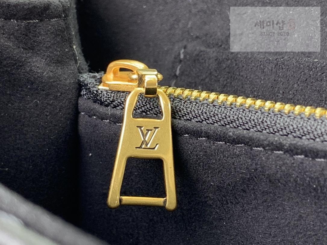 Louis Vuitton Louis Vuitton Hold Me Bag 13번 이미지