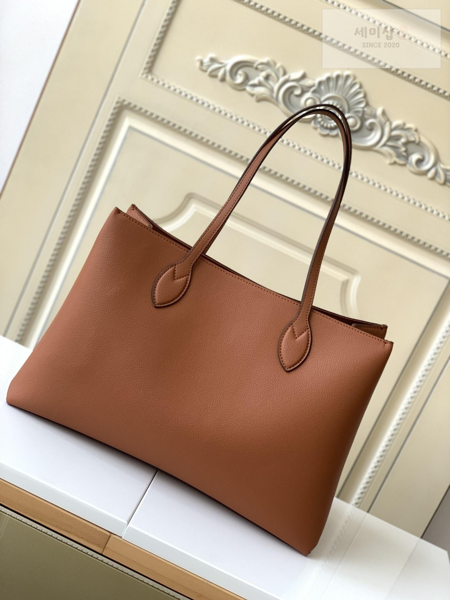 Louis Vuitton Louis Vuitton Lock Me Shopper Bag 24번 이미지