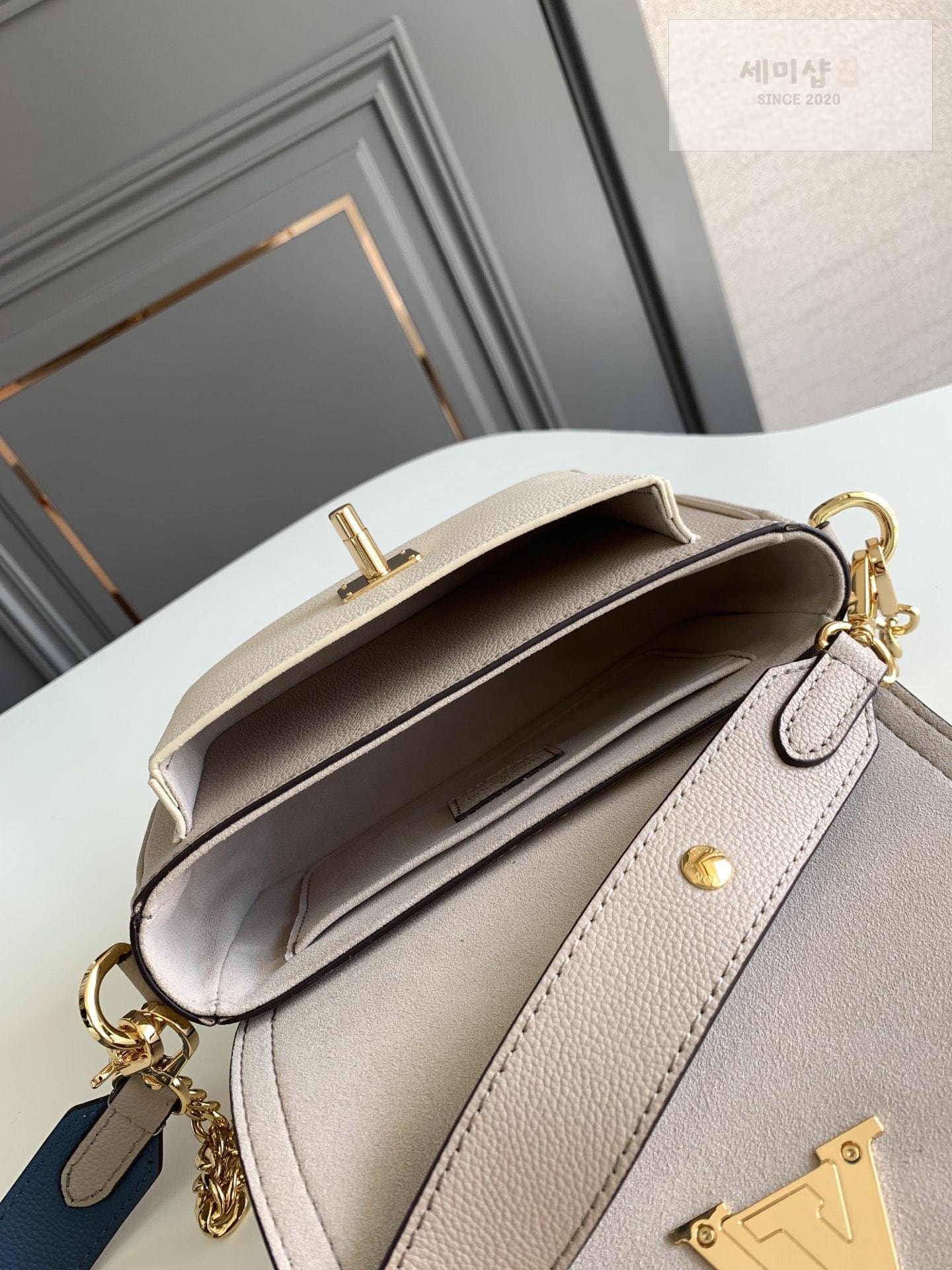 Louis Vuitton Louis Vuitton Lock Me Tender Bag 7번 이미지