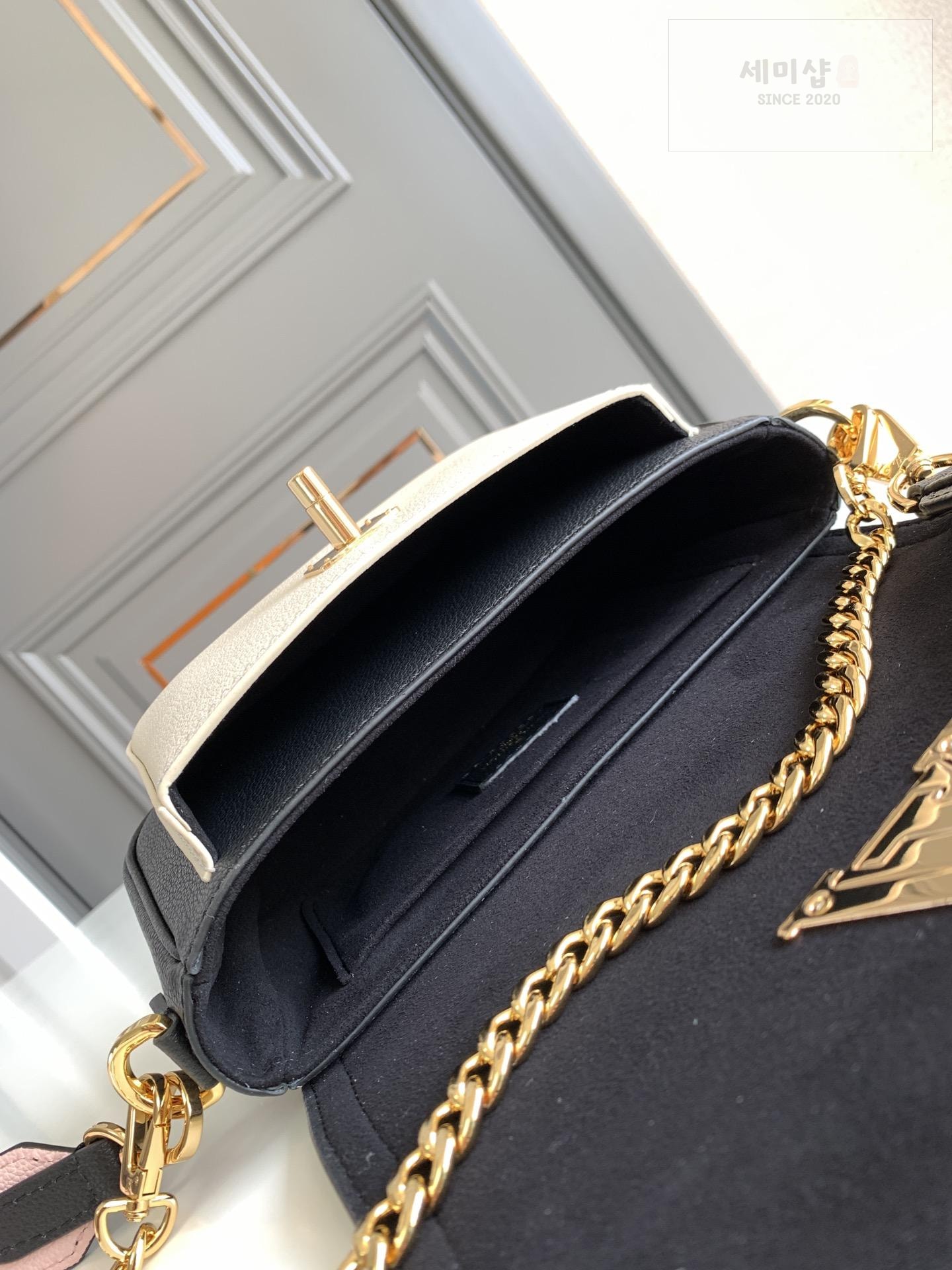 Louis Vuitton Louis Vuitton Lock Me Tender Bag 24번 이미지