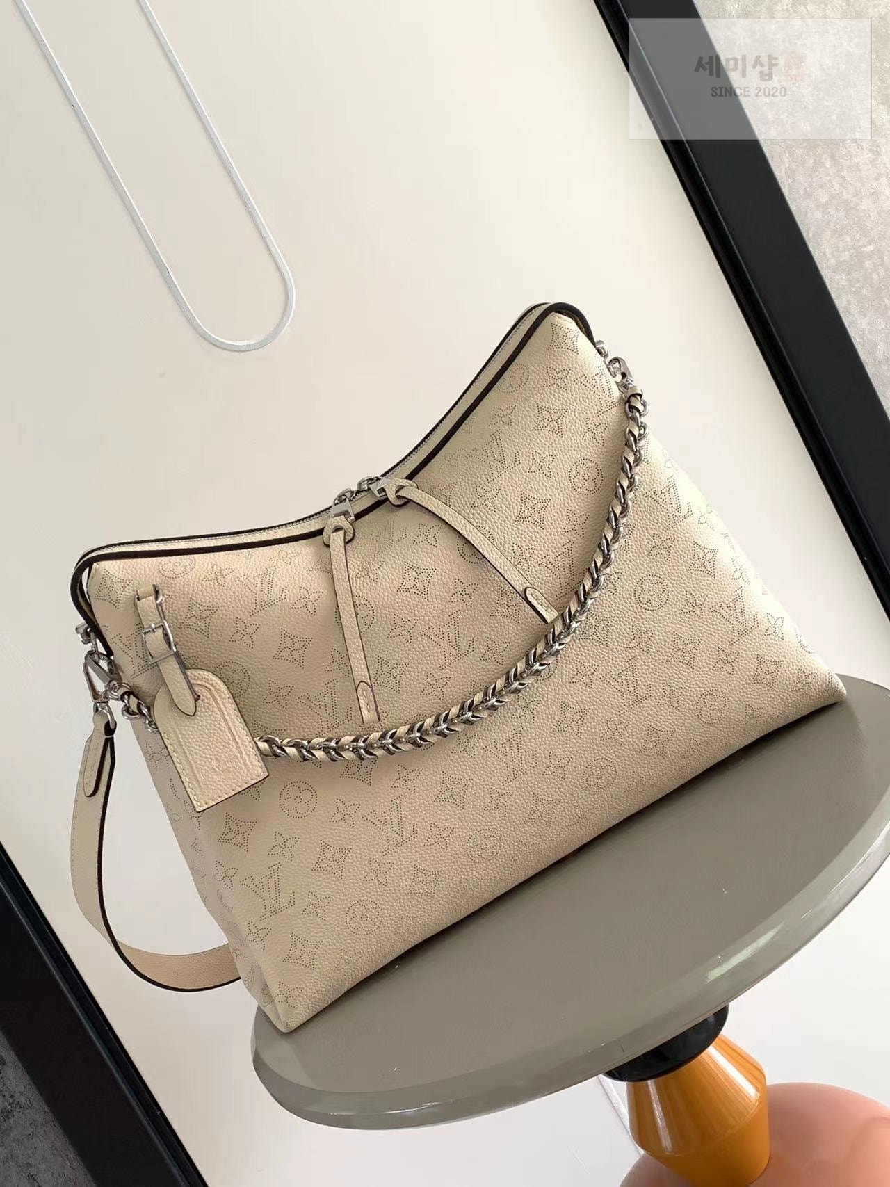 Louis Vuitton Louis Vuitton Mahina MM Hand It All Bag 9번 이미지