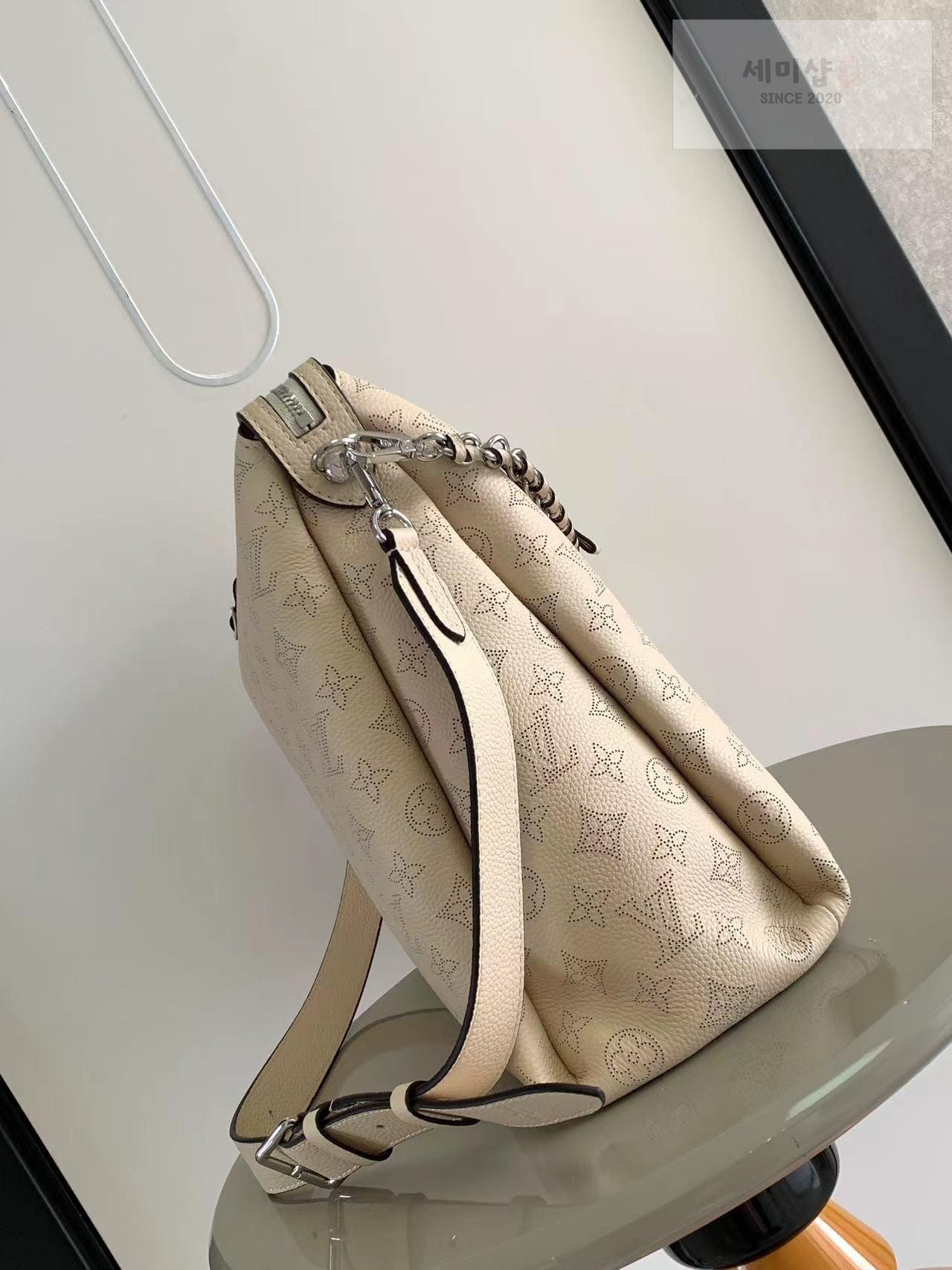 Louis Vuitton Louis Vuitton Mahina MM Hand It All Bag 11번 이미지