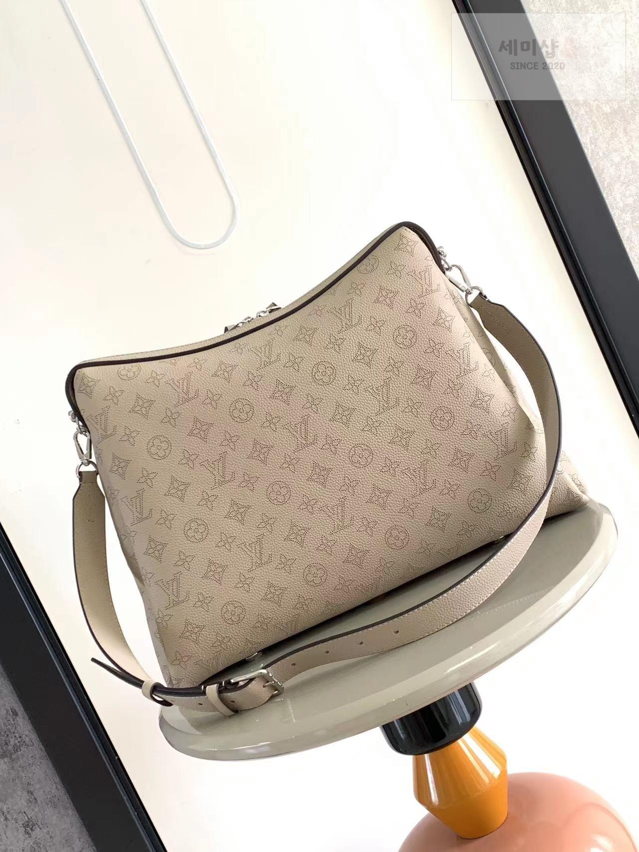 Louis Vuitton Louis Vuitton Mahina MM Hand It All Bag 23번 이미지