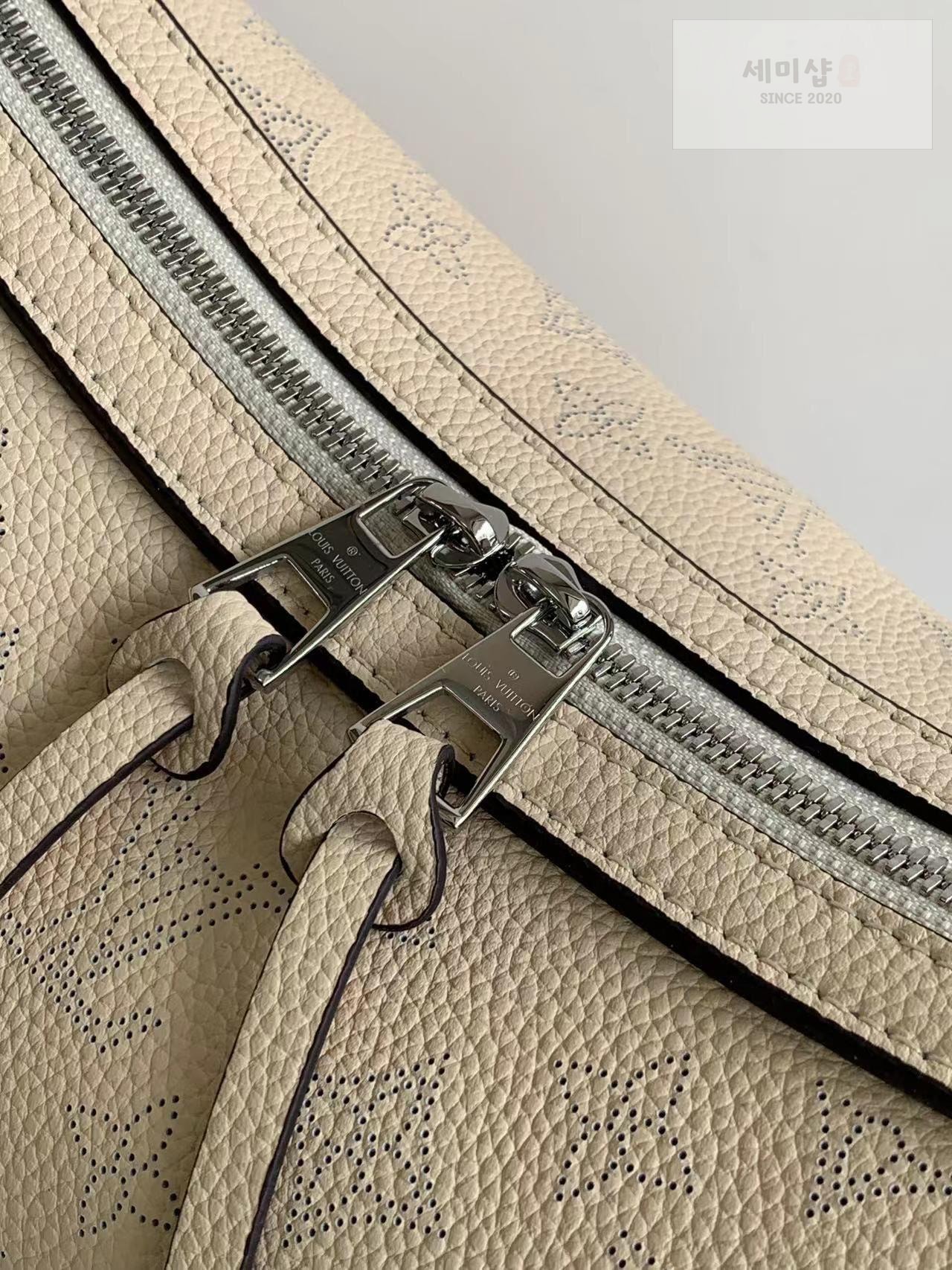 Louis Vuitton Louis Vuitton Mahina MM Hand It All Bag 22번 이미지