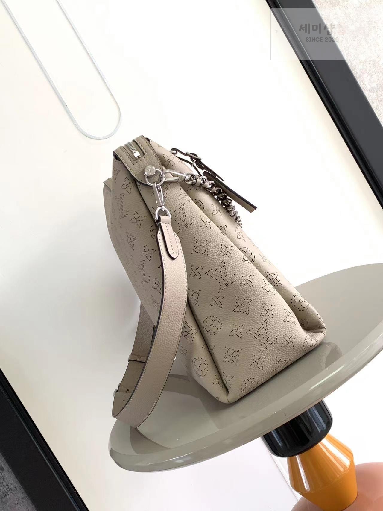 Louis Vuitton Louis Vuitton Mahina MM Hand It All Bag 15번 이미지