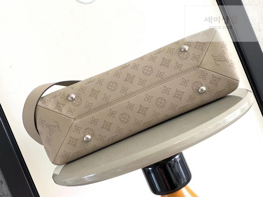 Louis Vuitton Louis Vuitton Mahina MM Hand It All Bag 24번 이미지