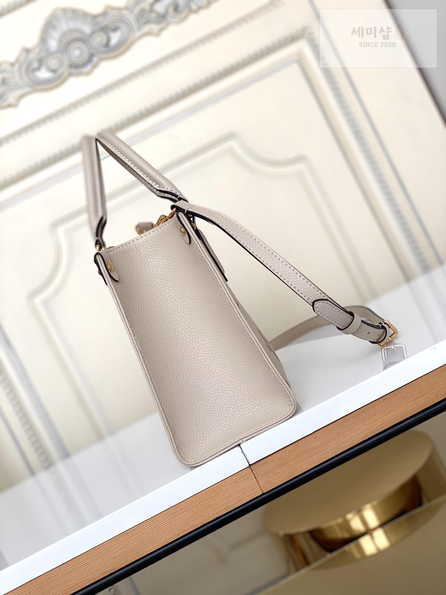 Louis Vuitton Louis Vuitton On The Go PM Bag 10번 이미지