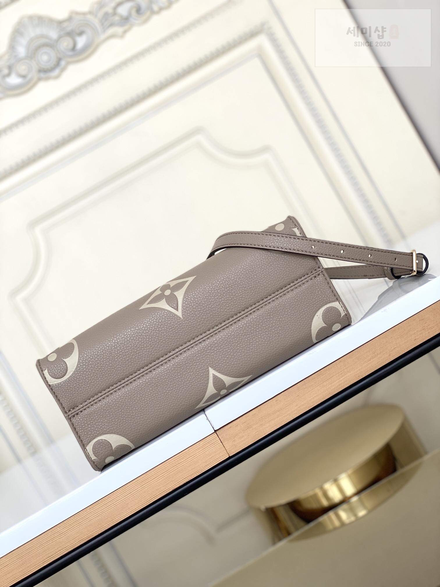 Louis Vuitton Louis Vuitton On The Go PM Bag 20번 이미지