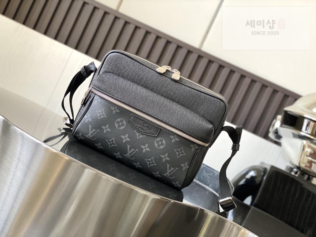 Louis Vuitton Louis Vuitton Outdoor Messenger Bag 9번 이미지