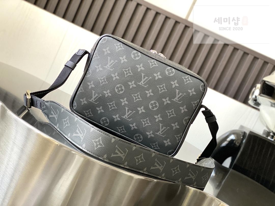Louis Vuitton Louis Vuitton Outdoor Messenger Bag 1번 이미지