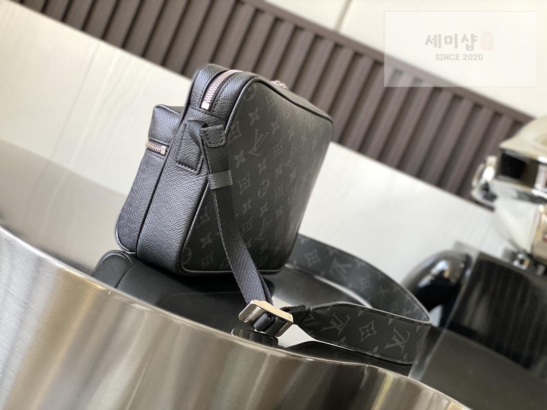 Louis Vuitton Louis Vuitton Outdoor Messenger Bag 8번 이미지