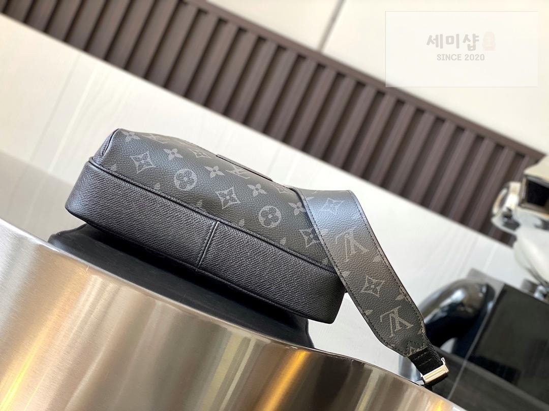 Louis Vuitton Louis Vuitton Outdoor Messenger Bag 2번 이미지