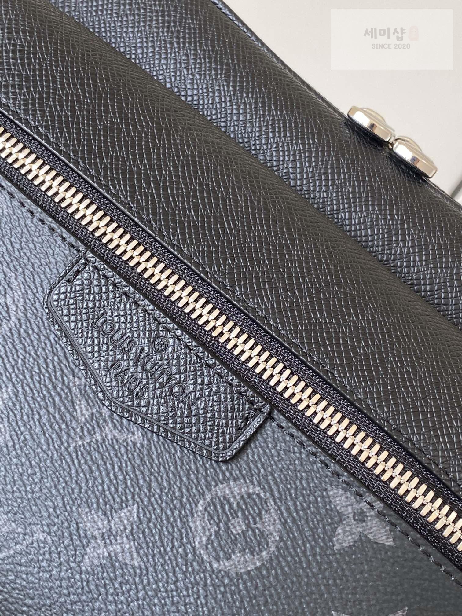 Louis Vuitton Louis Vuitton Outdoor Messenger Bag 3번 이미지