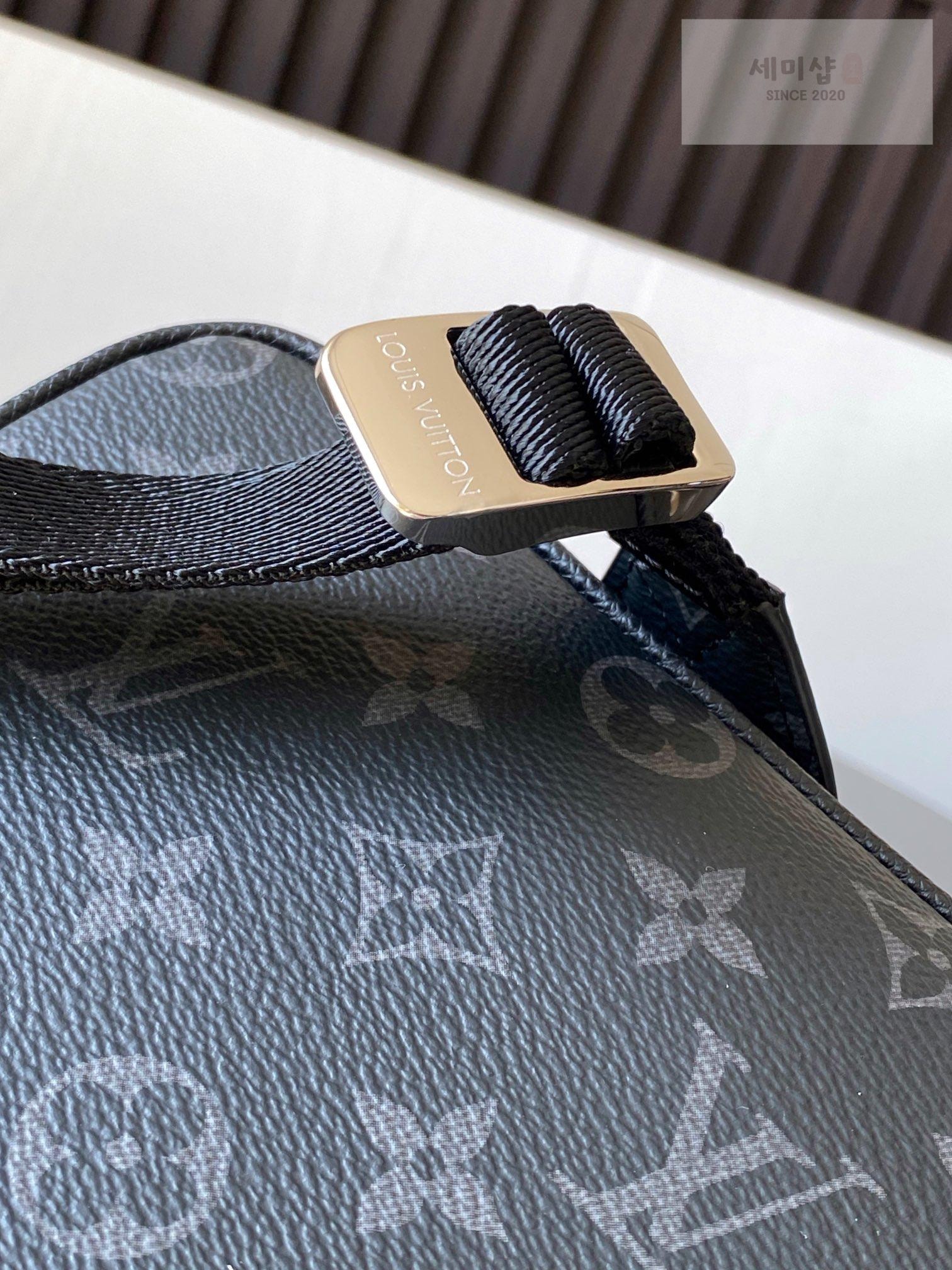 Louis Vuitton Louis Vuitton Outdoor Messenger Bag 4번 이미지